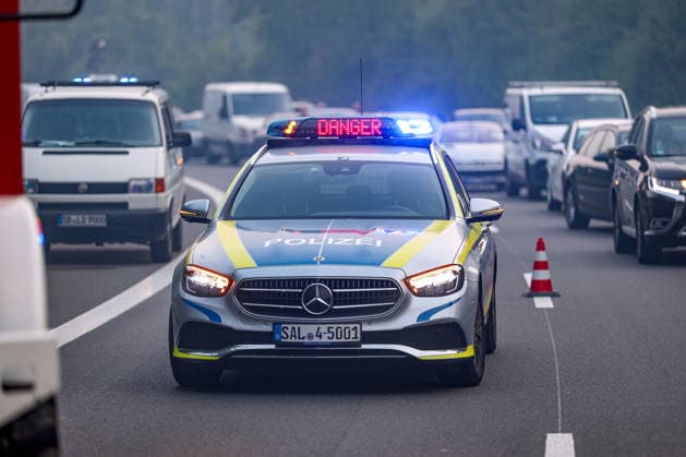 15.08.2026, Saarbrücken, Feuerwehreinsatz auf der Autobahn A623 mit Vollsperrung gegen 19:30. Ein Auto der Marke Smart hat aufgrund eines Technischen Defekt Feuer gefangen und ist ausgebrannt. Die Karosserie des PKW wurde durch die Feuerwehr gelöscht. Es kam zu einer Vollsperrung der Autobahn in Richtung Metz. Die Löscharbeiten haben den Verkehr zum erliegen gebracht. Es ist zu Rauch und Rauchentwicklung gekommen Saarland Deutschland *** August 15, 2026, Saarbrücken, Fire department response on the A623 highway with a complete closure around 7:30 p.m. A Smart car caught fire due to a mechanical failure and was completely destroyed. The fire department extinguished the blaze. The highway was completely closed in the direction of Metz. The