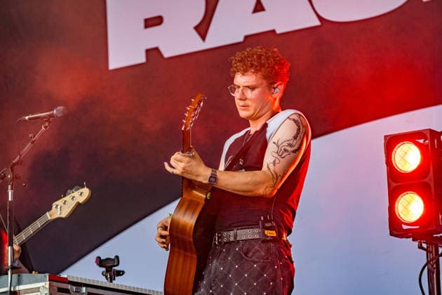 Die Bremer Pop Band Raum 27 am zweiten Tag des highfield 2026 südlich von Leipzig. RAUM27 ist im Kern ein Duo: Tristan Stadtler Gesang Mathis Schröder Gitarre, Klavier bzw. Multi-Instrumentalist Highfield 2026 - Tag 2 Raum27 *** The Bremen-based pop band Raum 27 on the second day of Highfield 2026, south of Leipzig. RAUM27 is essentially a duo: Tristan Stadtler on vocals and Mathis Schröder on guitar, piano, and various other instruments. Highfield 2026, Day 2: Raum27