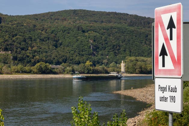Niedrigwasser am Rhein nach langer Dürrephase, Rüdesheim am Rhein, 15.08.2026 Ein teilbeladenes Frachtschiff befährt den Rhein in der Nähe des Pegel Kaub, wo der Wasserstand extrem niedrig ist. Aufgrund des Niedrigwassers können Frachtschiffe den flachen Abschnitt nur reduziert beladen passieren. Rüdesheim am Rhein Hessen Deutschland *** Low Water Levels on the Rhine Following a Long Drought, Rüdesheim am Rhein, August 15, 2026 A partially loaded cargo ship navigates the Rhine near the Kaub gauge station, where the water level is extremely low. Due to the low water levels, cargo ships can only pass through this shallow section with reduced cargo. Rüdesheim am Rhein, Hesse, Germany 20260815-286A5555-M4000