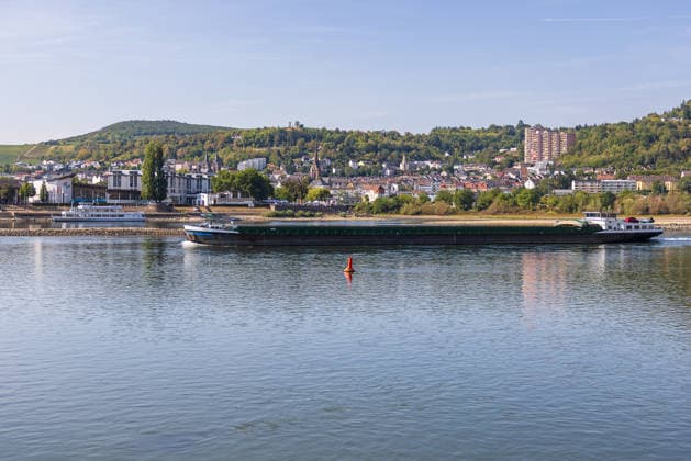 Niedrigwasser am Rhein nach langer Dürrephase, Rüdesheim am Rhein, 15.08.2026 Ein nur teilweise beladenes Frachtschiff befährt den Rhein, dessen Wasserstand aufgrund von Niedrigwasser deutlich abgesenkt ist. Am gegenüberliegenden Ufer erstreckt sich die Stadtsilhouette von Bingen mit Wohnbebauung und Hügeln im Hintergrund. Rüdesheim am Rhein Hessen Deutschland *** Low Water Levels on the Rhine Following a Long Drought, Rüdesheim am Rhein, August 15, 2026 A partially loaded cargo ship is sailing on the Rhine, whose water level has dropped significantly due to low water. On the opposite bank, the city skyline of Bingen stretches out, with residential buildings and hills in the background. Rüdesheim am Rhein, Hesse, Germany 20260815-286A5576-M4000