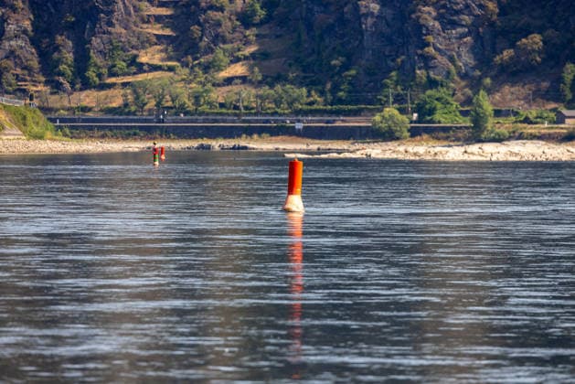 Niedrigwasser am Rhein nach langer Dürrephase, Kaub, 15.08.2026 Bei niedrigem Wasserstand ragen rote Fahrwassertonnen deutlich aus dem Flussbett, während Kiesbänke und Sandflächen am Ufer sichtbar werden. Bewaldete Steilhänge säumen das gegenüberliegende Ufer. Kaub Rheinland-Pfalz Deutschland *** Low Water Levels on the Rhine Following a Long Drought, Kaub, August 15, 2026 When water levels are low, red navigation buoys protrude clearly from the riverbed, while gravel banks and sandy areas along the shore become visible. Wooded steep slopes line the opposite bank. Kaub, Rhineland-Palatinate, Germany 20260815-286A5676-M4000