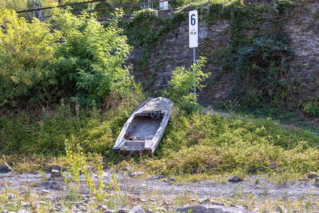 Niedrigwasser am Rhein nach langer Dürrephase, Kaub, 15.08.2026 Nach dem Absinken des Pegels ist ein gesunkenes Sportboot wieder aufgetaucht. Der Rumpf liegt zwischen Ufergestrüpp, umgeben von freigelegtem Geröll und trockenem Flussbett. Kaub Rheinland-Pfalz Deutschland *** Low Water Levels on the Rhine Following a Long Drought, Kaub, August 15, 2026 After the water level dropped, a sunken recreational boat resurfaced. The hull lies among the brush along the bank, surrounded by exposed boulders and the dry riverbed. Kaub, Rhineland-Palatinate, Germany 20260815-286A5767-M4000