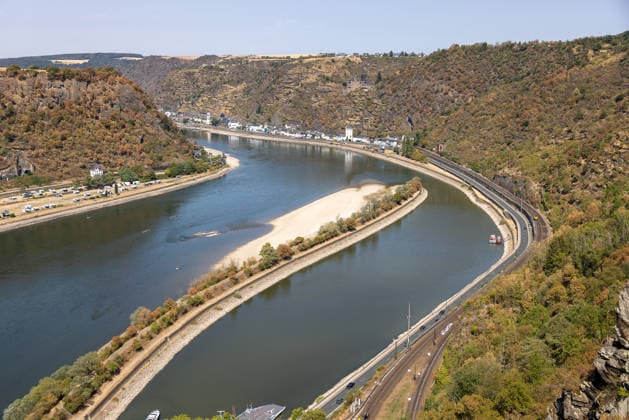 Niedrigwasser am Rhein nach langer Dürrephase, Bornich, 15.08.2026 Blick vom Loreleyplateau auf eine markante Rheinschleife mit breit freiliegender Sandbank, die durch Niedrigwasser nach langer Dürrephase entstanden ist. Am gegenüberliegenden Ufer ist Sankt Goarshausen zu erkennen, während Straße und Bahnlinie dem Flussverlauf folgen. Bornich Loreleyplateau Rheinland-Pfalz Deutschland *** Low Water Levels on the Rhine Following a Long Drought, Bornich, August 15, 2026 View from the Loreley Plateau of a striking bend in the Rhine with a wide, exposed sandbar, which was created by low water levels following a long drought. Sankt Goarshausen can be seen on the opposite bank, while the road and railroad tracks follow the course of the rive 20260815-286A5786-M4000