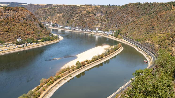 Niedrigwasser am Rhein nach langer Dürrephase, Bornich, 15.08.2026 Blick vom Loreleyplateau auf eine markante Flussschleife des Rheins mit breiter Sandbank infolge von Niedrigwasser. Am gegenüberliegenden Ufer ist Sankt Goarshausen zu erkennen. Bornich Loreleyplateau Rheinland-Pfalz Deutschland *** Low Water Levels on the Rhine Following a Long Drought, Bornich, August 15, 2026 View from the Loreley Plateau of a striking bend in the Rhine with a wide sandbar caused by low water levels. Sankt Goarshausen can be seen on the opposite bank. Bornich, Loreley Plateau, Rhineland-Palatinate, Germany 20260815-286A5820-M4000