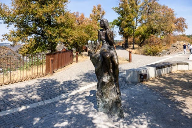 Niedrigwasser am Rhein nach langer Dürrephase, Bornich, 15.08.2026 Auf dem Loreleyplateau steht eine Bronzestatue, die die Sagengestalt der Loreley auf einem Felsen sitzend zeigt. Ein gepflasterter Weg mit Aussichtsgeländer führt an herbstlich gefärbten Bäumen vorbei. Bornich Loreleyplateau Rheinland-Pfalz Deutschland *** Low water levels on the Rhine following a long drought, Bornich, August 15, 2026 On the Loreley Plateau stands a bronze statue depicting the legendary figure of the Loreley sitting on a rock. A paved path with a viewing railing leads past trees in their autumn colors. Bornich, Loreley Plateau, Rhineland-Palatinate, Germany 20260815-286A5825-M4000