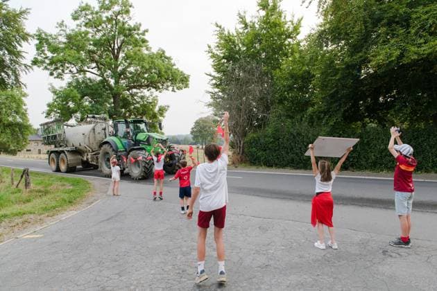 Children thank farmers who bring water from Robertville lake to help fire brigades as a fire rages in the Hautes Fagnes (High Fens) nature reserve, on Saturday 15 August 2026 in Waimes. The fire started on August 14th and 1600 hectares (on a total of 4500) are impacted.  NICOLASxLAMBERT 183464993