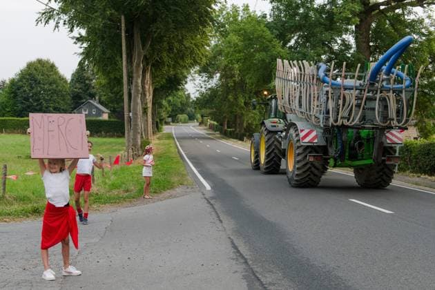 Children thank farmers who bring water from Robertville lake to help fire brigades as a fire rages in the Hautes Fagnes (High Fens) nature reserve, on Saturday 15 August 2026 in Waimes. The fire started on August 14th and 1600 hectares (on a total of 4500) are impacted.  NICOLASxLAMBERT 183464998