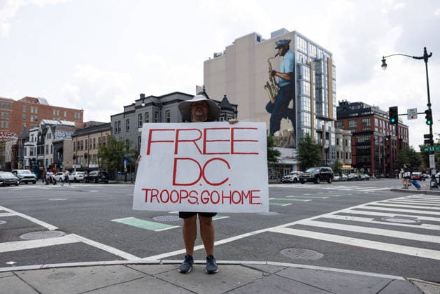 News Bilder des Tages Demonstrators Rally to Guard Out of DC WASHINGTON, D.C., UNITED STATES - AUGUST 15: Demonstrators, holding banners, take part in a Guard Out of DC rally in Washington, D.C., on August 15, 2026, marking one year since U.S. President Donald Trump deployed National Guard troops to the city. Protesters demand the removal of federal agents from D.C. streets, full rights for immigrants and opposition to a new ICE headquarters in the capital. Mehmet Eser Anadolu Washington DC United States. Editorial use only. Please get in touch for any other usage.  Copyright: x2026xAnadoluxMehmetxEserx