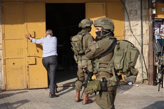 August 15, 2026, Hebron, Palestine, State of: HEBRON, WEST BANK, PALESTINE, AUGUST 15, 2026: Israeli settlers enter the Old City of Hebron under the protection of Israeli soldiers, while Palestinians, including women and children, are prevented from reaching their homes. The incident took place amid heightened tensions in the occupied West Bank. Hebron Palestine, State of - ZUMAq101 20260815_zna_q101_106 Copyright: xMosabxShawerx
