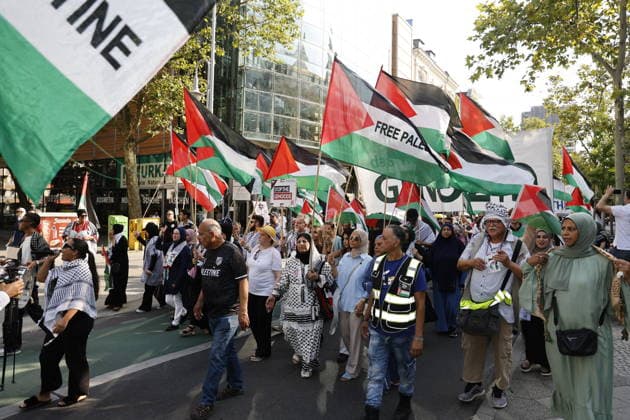 Demonstranten und Gegendemonstranten; Anti-Israel Demo, Palästinenser Demo, Hamas Demo, am 15.08.2026 in Berlin, (Schloßstraße Steglitz), Deutschland *** Protesters and counter-protesters at an anti-Israel demonstration, a Palestinian demonstration, and a Hamas demonstration on August 15, 2026, in Berlin, Schloßstraße, Steglitz, Germany