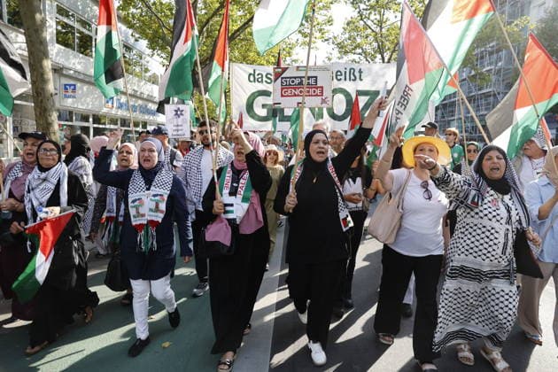 Demonstranten und Gegendemonstranten; Anti-Israel Demo, Palästinenser Demo, Hamas Demo, am 15.08.2026 in Berlin, (Schloßstraße Steglitz), Deutschland *** Protesters and counter-protesters at an anti-Israel demonstration, a Palestinian demonstration, and a Hamas demonstration on August 15, 2026, in Berlin, Schloßstraße, Steglitz, Germany