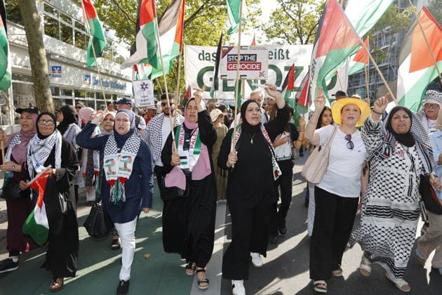 Demonstranten und Gegendemonstranten; Anti-Israel Demo, Palästinenser Demo, Hamas Demo, am 15.08.2026 in Berlin, (Schloßstraße Steglitz), Deutschland *** Protesters and counter-protesters at an anti-Israel demonstration, a Palestinian demonstration, and a Hamas demonstration on August 15, 2026, in Berlin, Schloßstraße, Steglitz, Germany