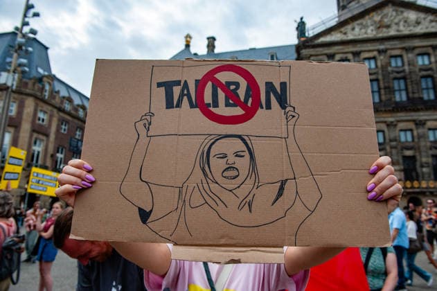 News Bilder des Tages Protesters in Amsterdam rally against five years of Taliban governance - 15 Aug 2026 A woman is hiding behind a placard against the Taliban during the rally. On the fifth anniversary of the Taliban’s capture of Kabul, in Afghanistan, several organizations held a demonstration to demand that the Netherlands and the EU stop legitimizing the Taliban and prioritize the rights of Afghan women. Under the Taliban, girls are barred from education beyond primary school, and women are banned from many jobs. There are laws dictating that women must cover their faces in public and forbidding them from entering public parks. Human rights groups call it gender apartheid. Amsterdam Netherlands Copyright: xAnaxFernandezx xSOPAxImagesx Ana_Fernandez_15082026_ProtestAgainst5yearsTalibanHeldAmsterdam_005
