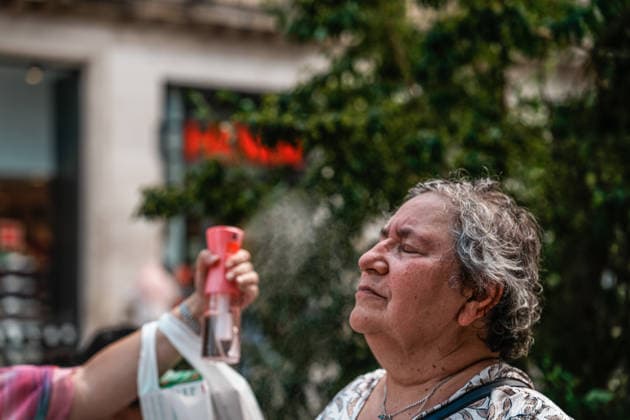 News Bilder des Tages Heatwave in France s Nancy NANCY, FRANCE - AUGUST 15: A woman tries to cool off with a bottle spray during heatwave in Nancy, France on August 15, 2026. Muhammed Said Tako Anadolu Nancy France. Editorial use only. Please get in touch for any other usage.  Copyright: x2026xAnadoluxMuhammedxSaidxTakox
