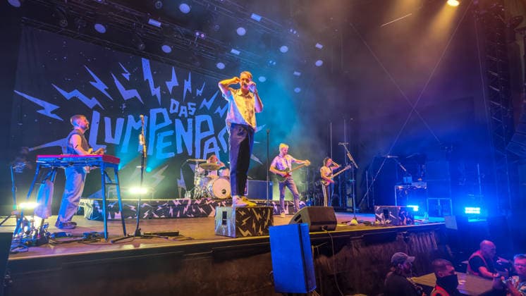 Die deutsche Pop-Rock-Band Das Lumpenpack (Gesang Jonas Frömming Gesang, Gitarre Maximilian Kennel Schlagzeug Alexandra Eckert (ab 2020) Gitarre, Keyboard Jason Bartsch (ab 2020) Bass Lola Schrode ) auf dem Highfield 2026 südlich von Leipzig. Highfield - Tag 2 - Das Lumpenpack *** The German pop-rock band Das Lumpenpack: Vocals: Jonas Frömming; Vocals, Guitar: Maximilian Kennel; Drums: Alexandra Eckert (since 2020); Guitar, keyboard; Jason Bartsch (joined in 2020), bass; Lola Schrode at Highfield 2026, south of Leipzig; Highfield Day 2: Das Lumpenpack