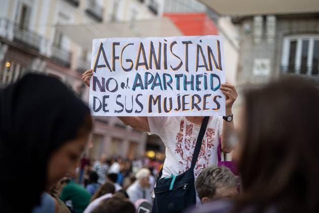 August 15, 2026, Madrid, Spain: A woman carries a banner during a rally in Madrid s Puerta del Sol, Afghan women asylum seekers and feminist groups gathered to commemorate the five-year anniversary of the Taliban s return to power in Afghanistan, following the withdrawal of US and NATO troops and the resulting setbacks in human rights and the rise of gender apartheid. Madrid Spain - ZUMAs197 20260815_aaa_s197_096 Copyright: xDavidxCanalesx