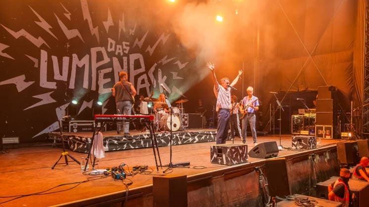Die deutsche Pop-Rock-Band Das Lumpenpack (Gesang Jonas Frömming Gesang, Gitarre Maximilian Kennel Schlagzeug Alexandra Eckert (ab 2020) Gitarre, Keyboard Jason Bartsch (ab 2020) Bass Lola Schrode ) auf dem Highfield 2026 südlich von Leipzig. Highfield - Tag 2 - Das Lumpenpack *** The German pop-rock band Das Lumpenpack: Vocals: Jonas Frömming; Vocals, Guitar: Maximilian Kennel; Drums: Alexandra Eckert (since 2020); Guitar, keyboard; Jason Bartsch (joined in 2020), bass; Lola Schrode at Highfield 2026, south of Leipzig; Highfield Day 2: Das Lumpenpack