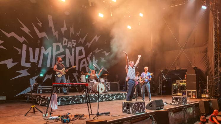 Die deutsche Pop-Rock-Band Das Lumpenpack (Gesang Jonas Frömming Gesang, Gitarre Maximilian Kennel Schlagzeug Alexandra Eckert (ab 2020) Gitarre, Keyboard Jason Bartsch (ab 2020) Bass Lola Schrode ) auf dem Highfield 2026 südlich von Leipzig. Highfield - Tag 2 - Das Lumpenpack *** The German pop-rock band Das Lumpenpack: Vocals: Jonas Frömming; Vocals, Guitar: Maximilian Kennel; Drums: Alexandra Eckert (since 2020); Guitar, keyboard; Jason Bartsch (joined in 2020), bass; Lola Schrode at Highfield 2026, south of Leipzig; Highfield Day 2: Das Lumpenpack