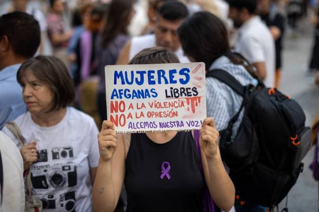 August 15, 2026, Madrid, Spain: A woman carries a banner during a rally in Madrid s Puerta del Sol, Afghan women asylum seekers and feminist groups gathered to commemorate the five-year anniversary of the Taliban s return to power in Afghanistan, following the withdrawal of US and NATO troops and the resulting setbacks in human rights and the rise of gender apartheid. Madrid Spain - ZUMAs197 20260815_aaa_s197_099 Copyright: xDavidxCanalesx