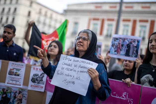 August 15, 2026, Madrid, Spain: A woman holds a banner while speaking during a rally in Madrid s Puerta del Sol, Afghan women asylum seekers and feminist groups gathered to commemorate the five-year anniversary of the Taliban s return to power in Afghanistan, following the withdrawal of US and NATO troops and the resulting setbacks in human rights and the rise of gender apartheid. Madrid Spain - ZUMAs197 20260815_aaa_s197_103 Copyright: xDavidxCanalesx