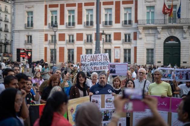 August 15, 2026, Madrid, Spain: A woman carries a banner during a rally in Madrid s Puerta del Sol, Afghan women asylum seekers and feminist groups gathered to commemorate the five-year anniversary of the Taliban s return to power in Afghanistan, following the withdrawal of US and NATO troops and the resulting setbacks in human rights and the rise of gender apartheid. Madrid Spain - ZUMAs197 20260815_aaa_s197_106 Copyright: xDavidxCanalesx