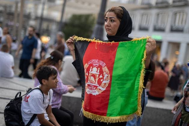 August 15, 2026, Madrid, Spain: A woman carries an Afghan flag.during a rally in Madrid s Puerta del Sol, Afghan women asylum seekers and feminist groups gathered to commemorate the five-year anniversary of the Taliban s return to power in Afghanistan, following the withdrawal of US and NATO troops and the resulting setbacks in human rights and the rise of gender apartheid. Madrid Spain - ZUMAs197 20260815_aaa_s197_108 Copyright: xDavidxCanalesx