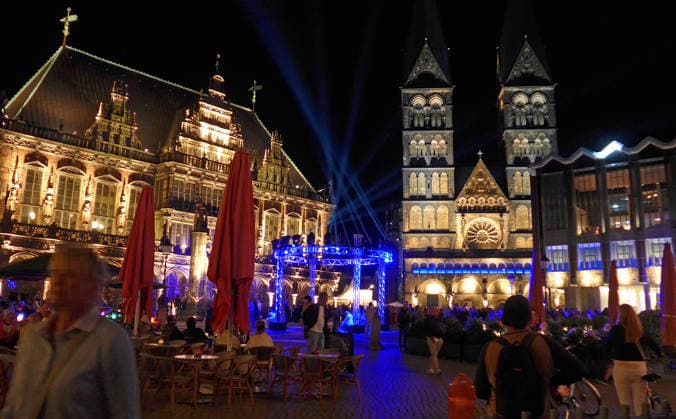 Der Bremer Marktplatz am Eröffnungsabend für das 37. Bremer Musikfest am 15. August 2026 unter dem Motto Eine große Nachtmusik. Links das historische Rathaus, rechts der Bremer Dom und die Bremische Bürgerschaft. *** Bremen’s Market Square on the opening night of the 37th Bremen Music Festival on August 15, 2026, under the theme A Grand Night of Music. On the left is the historic City Hall; on the right are Bremen Cathedral and the Bremen City Parliament.