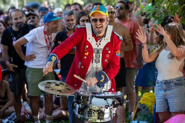 MEUTE - Surprise River Show at Vodafone Paredes de Coura 2026 - 15 Aug 2026 Philipp Kohnke of the MEUTE band performs an unexpected afternoon show by the river Coura - known locally as Couraíso - as festivalgoers gather on the riverbank and in the water during the last day of Vodafone Paredes de Coura. Paredes de Coura Portugal Copyright: xDiogoxBaptistax xSOPAxImagesx DB_MEUTERIVER20260815PDC_003