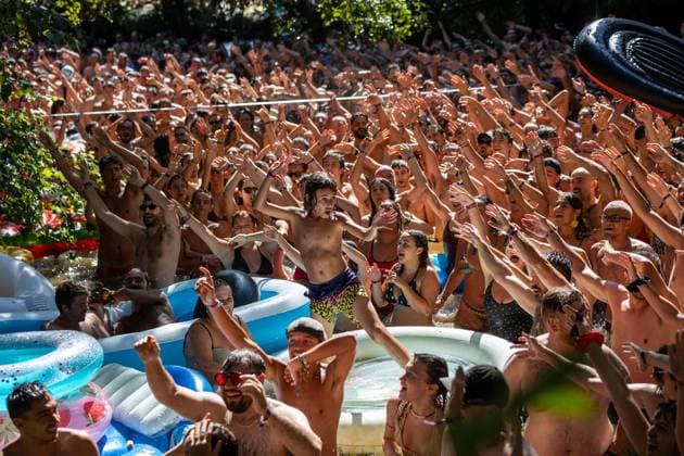 MEUTE - Surprise River Show at Vodafone Paredes de Coura 2026 - 15 Aug 2026 Festivalgoers gather in large numbers on the riverbank and in the water as MEUTE perform a surprise afternoon show at the river Coura - known locally as Couraíso - during the final day of Vodafone Paredes de Coura. Paredes de Coura Portugal Copyright: xDiogoxBaptistax xSOPAxImagesx DB_MEUTERIVER20260815PDC_005