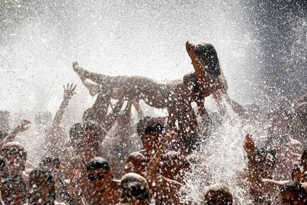 MEUTE - Surprise River Show at Vodafone Paredes de Coura 2026 - 15 Aug 2026 A festivalgoer is lifted above the crowd in the water as people celebrate MEUTE’s surprise afternoon performance at the river Coura - known locally as Couraíso - during the final day of Vodafone Paredes de Coura. Paredes de Coura Portugal Copyright: xDiogoxBaptistax xSOPAxImagesx DB_MEUTERIVER20260815PDC_010