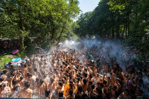 MEUTE - Surprise River Show at Vodafone Paredes de Coura 2026 - 15 Aug 2026 Festivalgoers gather in large numbers on the riverbank and in the water as MEUTE perform a surprise afternoon show at the river Coura - known locally as Couraíso - during the final day of Vodafone Paredes de Coura. Paredes de Coura Portugal Copyright: xDiogoxBaptistax xSOPAxImagesx DB_MEUTERIVER20260815PDC_017