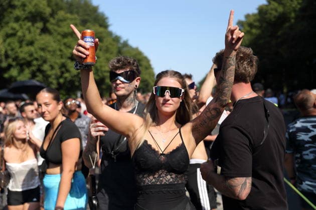 Menschen tanzen während der Rave The Planet Parade auf der Straße des 17. Juni in Berlin, 15. August 2026. Rave The Planet *** People dance during the Rave The Planet Parade on Straße des 17. Juni in Berlin, August 15, 2026 Rave The Planet