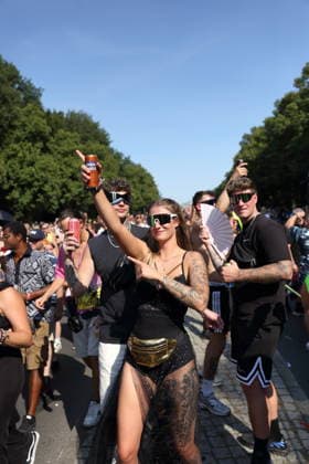 Menschen tanzen während der Rave The Planet Parade auf der Straße des 17. Juni in Berlin, 15. August 2026. Rave The Planet *** People dance during the Rave The Planet Parade on Straße des 17. Juni in Berlin, August 15, 2026 Rave The Planet