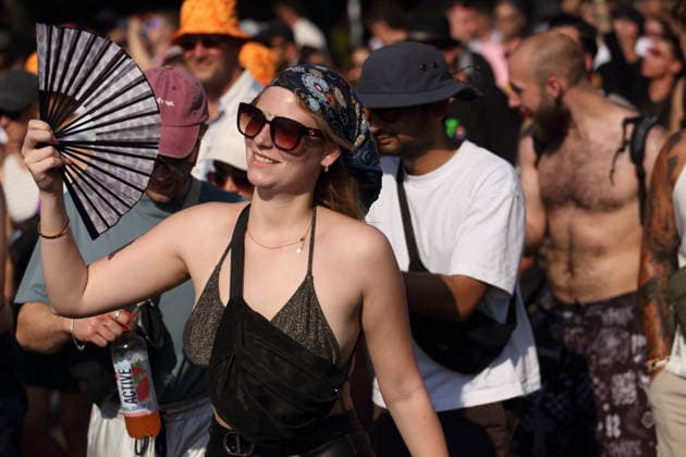 Menschen tanzen während der Rave The Planet Parade auf der Straße des 17. Juni in Berlin, 15. August 2026. Rave The Planet *** People dance during the Rave The Planet Parade on Straße des 17. Juni in Berlin, August 15, 2026 Rave The Planet