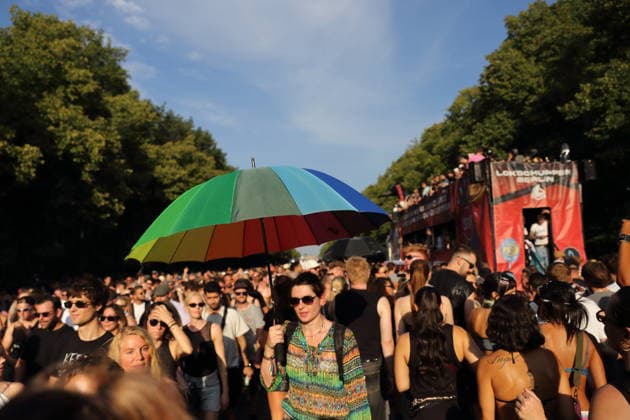 Menschen tanzen während der Rave The Planet Parade auf der Straße des 17. Juni in Berlin, 15. August 2026. Rave The Planet *** People dance during the Rave The Planet Parade on Straße des 17. Juni in Berlin, August 15, 2026 Rave The Planet