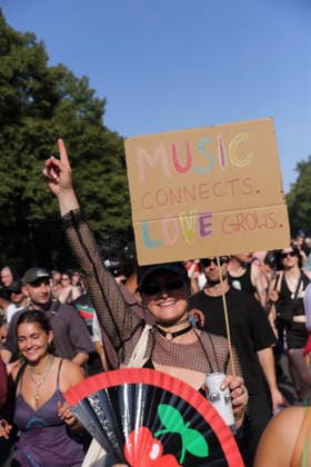 Menschen tanzen während der Rave The Planet Parade auf der Straße des 17. Juni in Berlin, 15. August 2026. Rave The Planet *** People dance during the Rave The Planet Parade on Straße des 17. Juni in Berlin, August 15, 2026 Rave The Planet
