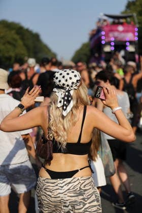 Menschen tanzen während der Rave The Planet Parade auf der Straße des 17. Juni in Berlin, 15. August 2026. Rave The Planet *** People dance during the Rave The Planet Parade on Straße des 17. Juni in Berlin, August 15, 2026 Rave The Planet