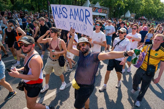 August 15, 2026, Berlin, Berlin, Germany: Thousands of people partied in between Bandenburg Gate and Victory Column for the annual Rave The Planet Parade, succesor of the historic Love Parade, in Berlin, Germany, on Aug. 15 2026 Berlin Germany  - ZUMAk201 20260815_zip_k201_007 Copyright: xNikosxKanistrasx