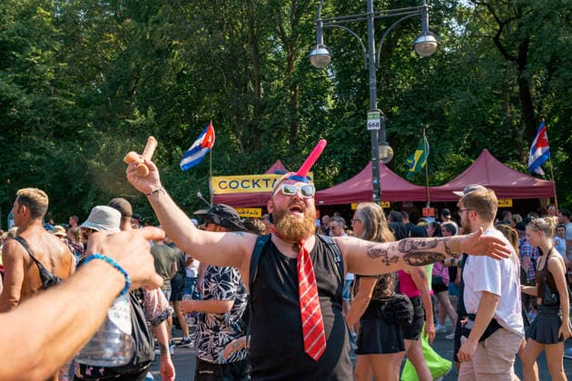 August 15, 2026, Berlin, Berlin, Germany: Thousands of people partied in between Bandenburg Gate and Victory Column for the annual Rave The Planet Parade, succesor of the historic Love Parade, in Berlin, Germany, on Aug. 15 2026 Berlin Germany - ZUMAk201 20260815_zip_k201_006 Copyright: xNikosxKanistrasx