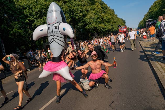 August 15, 2026, Berlin, Berlin, Germany: Thousands of people partied in between Bandenburg Gate and Victory Column for the annual Rave The Planet Parade, succesor of the historic Love Parade, in Berlin, Germany, on Aug. 15 2026 Berlin Germany - ZUMAk201 20260815_zip_k201_015 Copyright: xNikosxKanistrasx