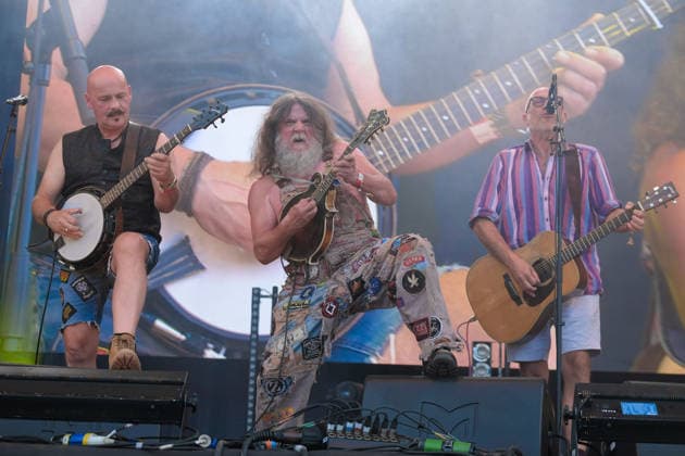 August 15, 2026, Williamscot, Oxfordshire, United Kingdom: l-r Richard Collins, Hippy Joe Hymas and John Wheeler with American rockgrass band Hayseed Dixie, performing live on stage at Fairport s Cropredy Convention. Formed in Nashville, Tennessee, in 2000,Hayseed Dixie is an American band that quoined the term rockgrass, which is hard rock and heavy metal songs played on traditional bluegrass instruments with. Their name is a parody of heavy metal band AC DC. The band consists of John Wheeler Barley Scotch on vocals, guitars, fiddle, keyboards, Hippy Joe Hymas on mandolin, acoustic guitar, vocals Jake Byers on bass, vocals Richard Collins on Banjo and vocals. Williamscot United Kingdom  - ZUMAs197 20260815_aaa_s197_184 Copyright: xDawnxFletcher-Parkx