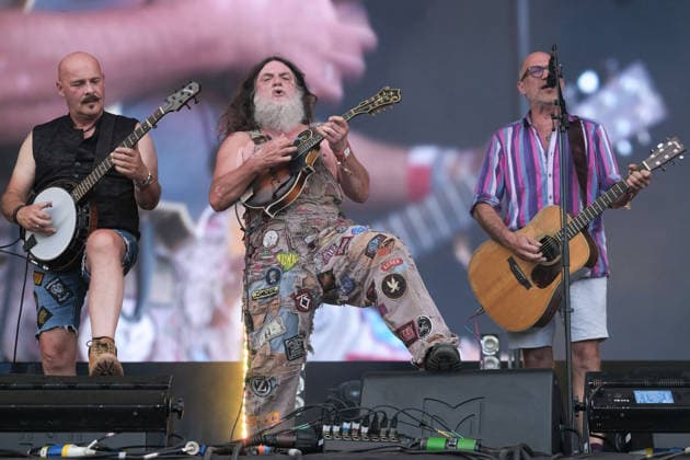 August 15, 2026, Williamscot, Oxfordshire, United Kingdom: l-r Richard Collins, Hippy Joe Hymas and John Wheeler with American rockgrass band Hayseed Dixie, performing live on stage at Fairport s Cropredy Convention. Formed in Nashville, Tennessee, in 2000,Hayseed Dixie is an American band that quoined the term rockgrass, which is hard rock and heavy metal songs played on traditional bluegrass instruments with. Their name is a parody of heavy metal band AC DC. The band consists of John Wheeler Barley Scotch on vocals, guitars, fiddle, keyboards, Hippy Joe Hymas on mandolin, acoustic guitar, vocals Jake Byers on bass, vocals Richard Collins on Banjo and vocals. Williamscot United Kingdom - ZUMAs197 20260815_aaa_s197_183 Copyright: xDawnxFletcher-Parkx