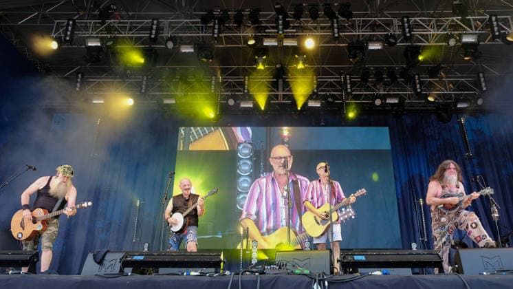 August 15, 2026, Williamscot, Oxfordshire, United Kingdom: l-r Jake Byers, Richard Collins, John Wheeler and Hippy Joe Hymas with American rockgrass band Hayseed Dixie, performing live on stage at Fairport s Cropredy Convention. Formed in Nashville, Tennessee, in 2000,Hayseed Dixie is an American band that quoined the term rockgrass, which is hard rock and heavy metal songs played on traditional bluegrass instruments with. Their name is a parody of heavy metal band AC DC. The band consists of John Wheeler Barley Scotch on vocals, guitars, fiddle, keyboards, Hippy Joe Hymas on mandolin, acoustic guitar, vocals Jake Byers on bass, vocals Richard Collins on Banjo and vocals. Williamscot United Kingdom - ZUMAs197 20260815_aaa_s197_193 Copyright: xDawnxFletcher-Parkx