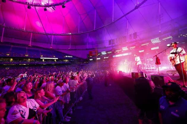 August 15, 2026, St. Petersburg, Florida, USA: Country recording artist Jordan Davis performs after the game between the Tampa Bay Rays and the Baltimore Orioles on Saturday, Aug. 15, 2026 in St. Petersburg. St. Petersburg USA - ZUMAs70_ 20260815_zan_s70_054 Copyright: xLuisxSantanax