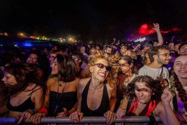 Amyl and The Sniffers at Vodafone Paredes de Coura 2026 in Portugal - 16 Aug Festivalgoers watch Amy Taylor and the Australian punk rock band Amyl and The Sniffers performance on the main stage during the final day of Vodafone Paredes de Coura. Paredes de Coura Portugal Copyright: xDiogoxBaptistax xSOPAxImagesx IMGC0078