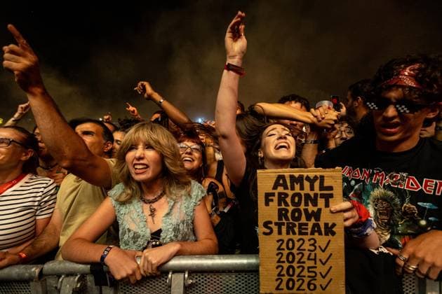 Amyl and The Sniffers at Vodafone Paredes de Coura 2026 in Portugal - 16 Aug Festivalgoers watch Amy Taylor and the Australian punk rock band Amyl and The Sniffers performance on the main stage during the final day of Vodafone Paredes de Coura. Paredes de Coura Portugal Copyright: xDiogoxBaptistax xSOPAxImagesx IMGC9947