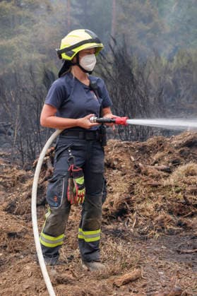 Loescharbeiten der Feuerwehr in Gebieten des Waldbrandes in Huertgewald (Hürtgenwald) im Kreis Dueren (Düren) (Foto vom 15.08.2026). Der Grossbrand in der Gemeinde in Huertgenwald hat sich in der Nacht zu Samstag nicht weiter ausgebreitet. 1.400 Einsatzkraefte sind im Einsatz. Der Brand war am Donnerstagabend in der Eifelgemeinde ausgebrochen und hatte sich am Freitag auf etwa 300 Hektar ausgebreitet, eine Flaeche fast so gross wie der Central Park in New York. Es ist der groesste jemals dokumentierte Waldbrand in Nordrhein-Westfalen. (Siehe epd-Bericht vom 15.08.2026) EDITORIAL USE ONLY *** Firefighters battling the wildfire in Huertgenwald, in the district of Düren. Photo taken on August 15, 2026. The major fire in the municipality of H Copyright: epd-bild GuidoxSchiefer 20260815-DSCF1921