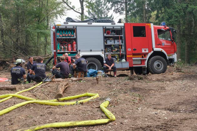 Feuerwehrleute waehrend den Loescharbeiten in Gebieten des Waldbrandes in Huertgewald (Hürtgenwald) im Kreis Dueren (Foto vom 15.08.2026). Der Grossbrand in der Gemeinde in Huertgenwald hat sich in der Nacht zu Samstag nicht weiter ausgebreitet. 1.400 Einsatzkraefte sind im Einsatz. Der Brand war am Donnerstagabend in der Eifelgemeinde ausgebrochen und hatte sich am Freitag auf etwa 300 Hektar ausgebreitet, eine Flaeche fast so gross wie der Central Park in New York. Es ist der groesste jemals dokumentierte Waldbrand in Nordrhein-Westfalen. (Siehe epd-Bericht vom 15.08.2026) EDITORIAL USE ONLY *** Firefighters during firefighting operations in areas affected by the wildfire in Hürtgenwald, in the district of Düren. Photo taken on August 15 Copyright: epd-bild GuidoxSchiefer epd-Grossbrand_Huertgenwald9-kopieren