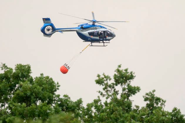 Hubschrauber der Bundespolizei im Einsatz beim Grossbrand im Wald von Huertgewald (Hürtgenwald) im Kreis Dueren (Düren) (Foto vom 15.08.2026). Der Grossbrand in der Gemeinde in Huertgenwald hat sich in der Nacht zu Samstag nicht weiter ausgebreitet. 1.400 Einsatzkraefte sind im Einsatz. Der Brand war am Donnerstagabend in der Eifelgemeinde ausgebrochen und hatte sich am Freitag auf etwa 300 Hektar ausgebreitet, eine Flaeche fast so gross wie der Central Park in New York. Es ist der groesste jemals dokumentierte Waldbrand in Nordrhein-Westfalen. (Siehe epd-Bericht vom 15.08.2026) EDITORIAL USE ONLY *** Federal Police helicopters in action during the major forest fire in Huertgenwald, in the district of Düren. Photo taken on August 15, 2026 Copyright: epd-bild GuidoxSchiefer epd-Grossbrand_Huertgenwald1-kopieren