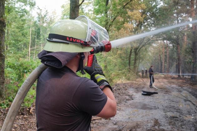Loescharbeiten der Feuerwehr in Gebieten des Waldbrandes in Huertgewald (Hürtgenwald) im Kreis Dueren (Düren) (Foto vom 15.08.2026). Der Grossbrand in der Gemeinde in Huertgenwald hat sich in der Nacht zu Samstag nicht weiter ausgebreitet. 1.400 Einsatzkraefte sind im Einsatz. Der Brand war am Donnerstagabend in der Eifelgemeinde ausgebrochen und hatte sich am Freitag auf etwa 300 Hektar ausgebreitet, eine Flaeche fast so gross wie der Central Park in New York. Es ist der groesste jemals dokumentierte Waldbrand in Nordrhein-Westfalen. (Siehe epd-Bericht vom 15.08.2026) EDITORIAL USE ONLY *** Firefighters battling the wildfire in Huertgenwald, in the district of Düren. Photo taken on August 15, 2026. The major fire in the municipality of H Copyright: epd-bild GuidoxSchiefer epd-Grossbrand_Huertgenwald12-kopieren